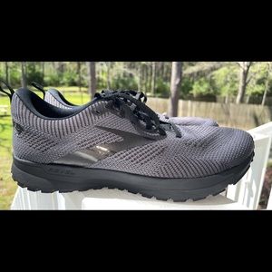 Mens 10.5 Brooks. Never worn.
